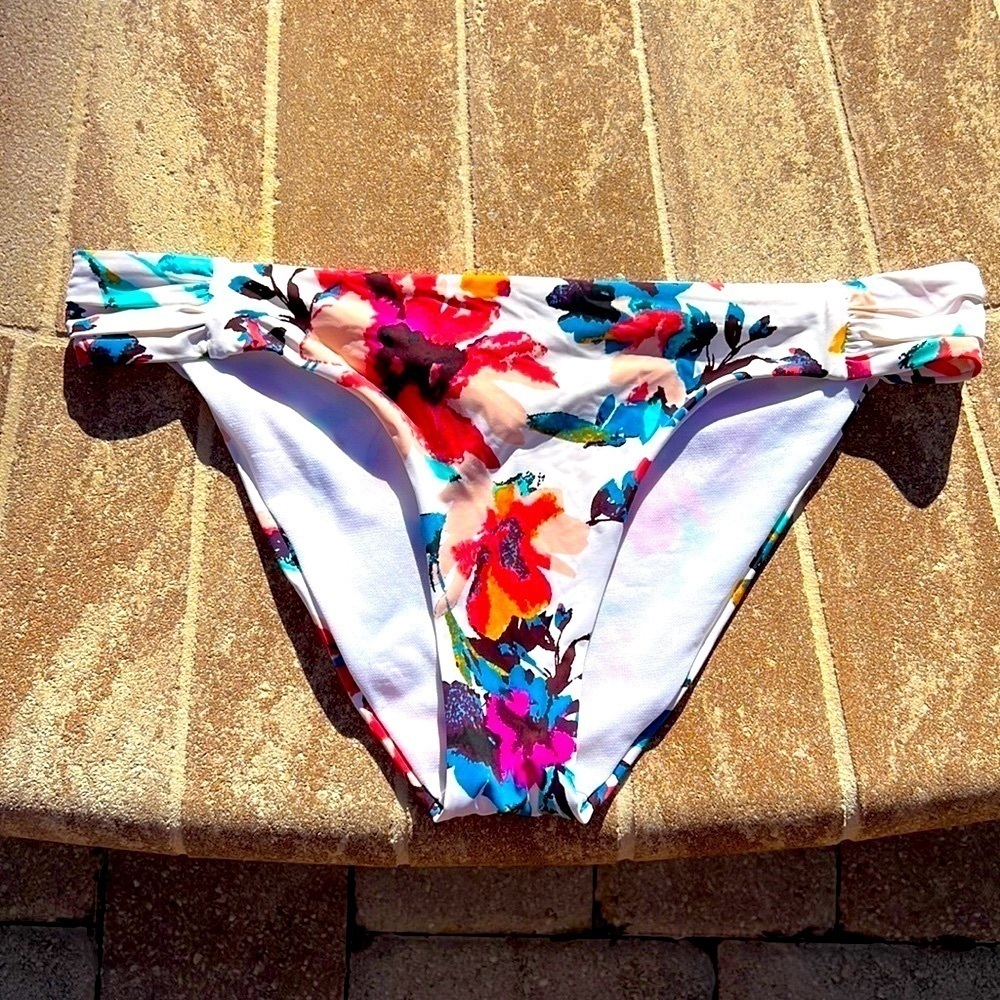 Bar III Bikini bottoms Size M white w/ floral design EUC, size Medium